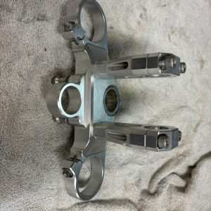 aprilia Tuono 1000 : Té de fourche supérieur