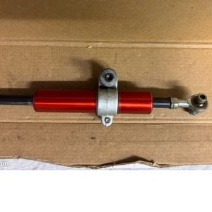 aprilia rsv 1000 : amortisseur de direction