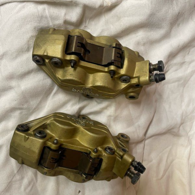 aprilia rsv 1000 : etriers de frein axial