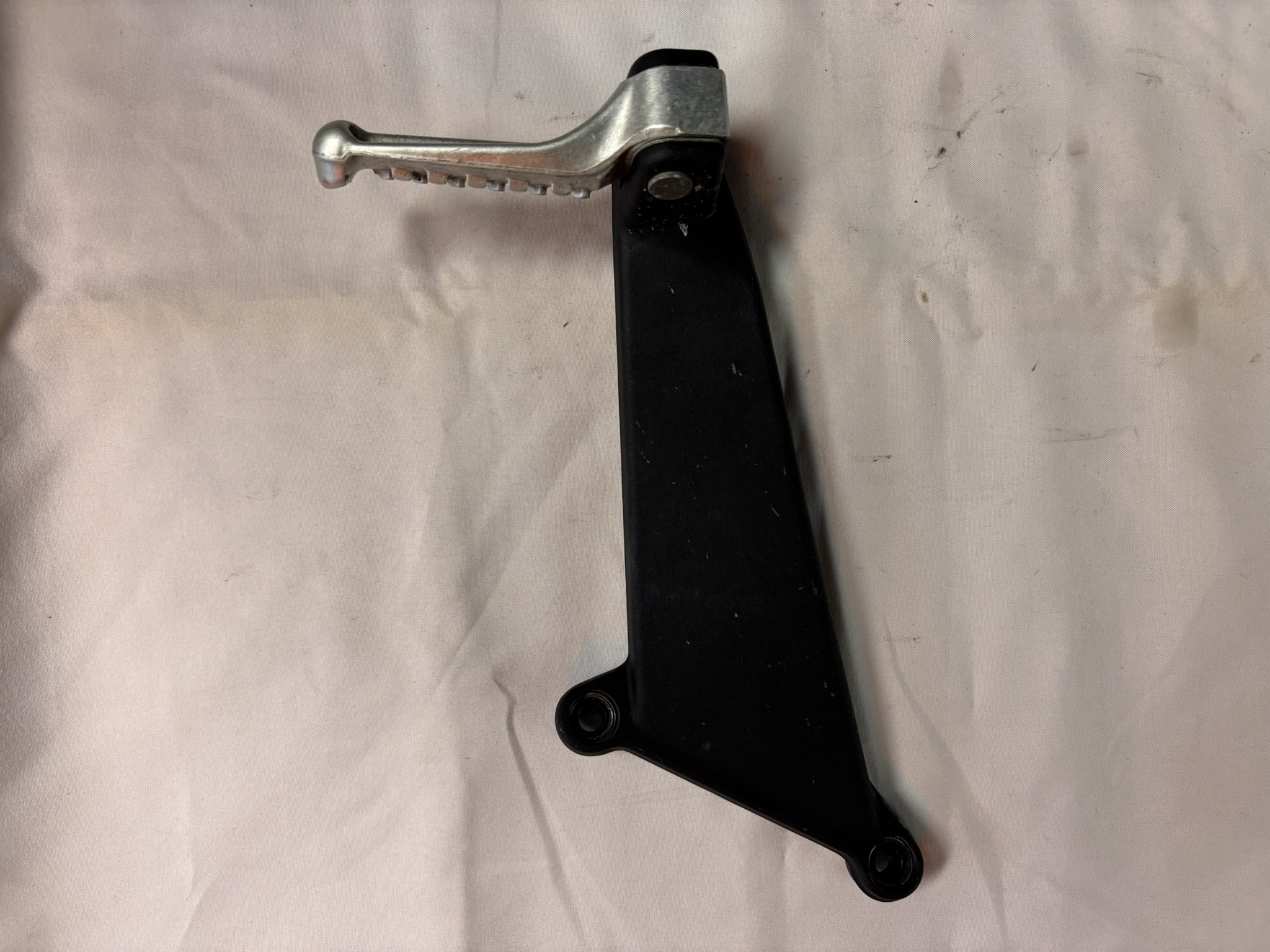 Support + cale-pied passager gauche Pour Aprilia RSV 1000 / RSV Mille – Année 99/2003 Référence Aprilia : AP8124640 (support gauche)