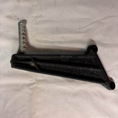 Support + cale-pied passager gauche Pour Aprilia RSV 1000 / RSV Mille – Année 99/2003  Référence Aprilia : AP8124640 (support gauche) 