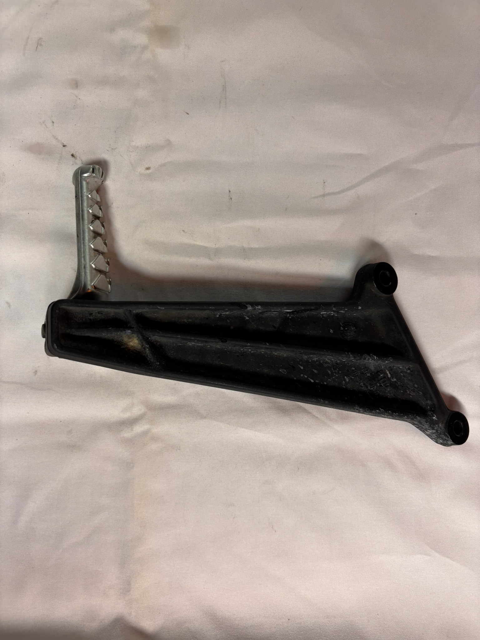 Support + cale-pied passager gauche Pour Aprilia RSV 1000 / RSV Mille – Année 99/2003 Référence Aprilia : AP8124640 (support gauche) – Image 2